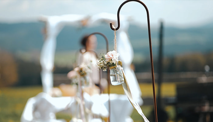 فوتیج گل های کوچک در تزئین گلدان در پس زمینه تار عروسی