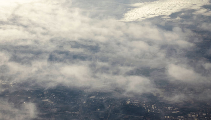 فوتیج پنجره هواپیما، ابرها، جو زمین نمای هوایی شهرها