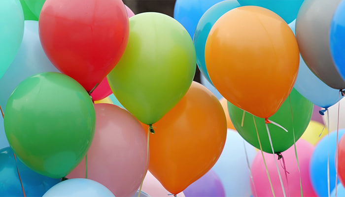 فوتیج بادکنک های هلیومی رنگی جشن تولد