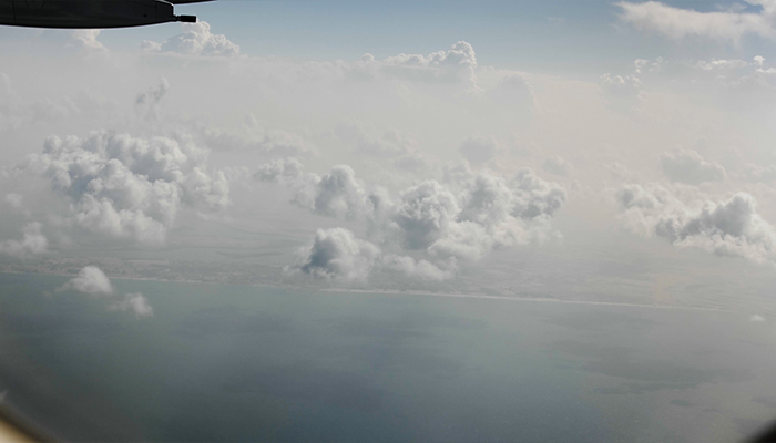 فوتیج هوایی پنجره هواپیما، ابرها، خلیج فارس، اتمسفر