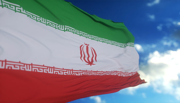 فوتیج اهتزاز پرچم ملی ایران در باد در آسمان آبی