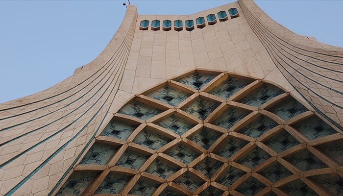 فوتیج برج میدان آزادی از زاویه نزدیک تهران