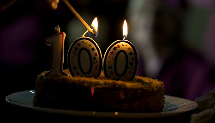 فوتیج روشن کردن شمع دستی 100 روی کیک