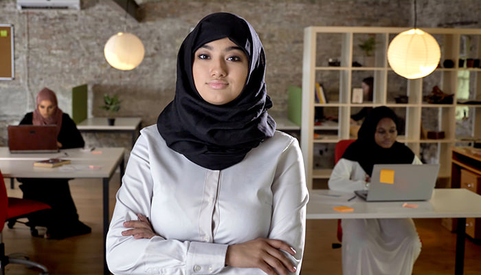 فوتیج زن جوان مسلمان کارمند اداری با حجاب