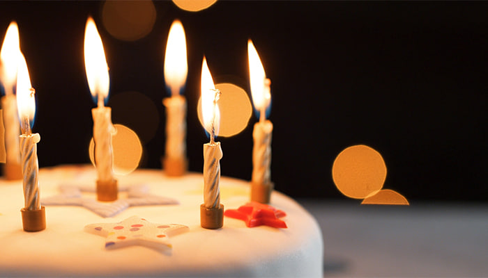 فوتیج نمای نزدیک از شمع های روشن روی کیک