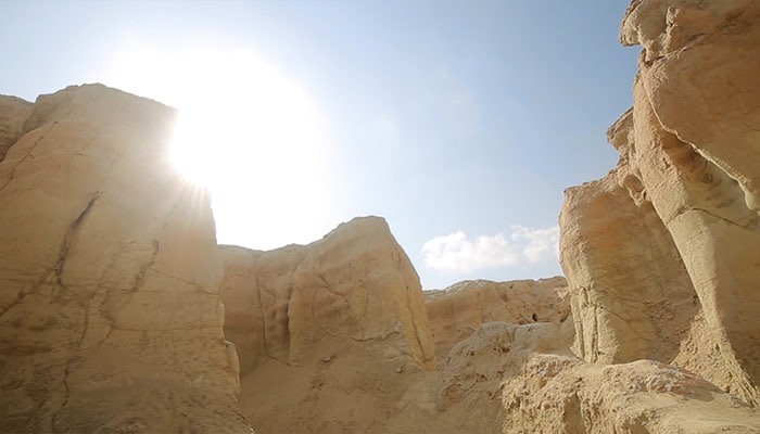 فوتیج نمای پانوراما از کوه های صخره ای صحرایی ایران