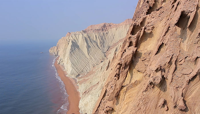 فوتیج منظره ای زیبا از خلیج فارس با کوه های صخره ای کویری رنگی