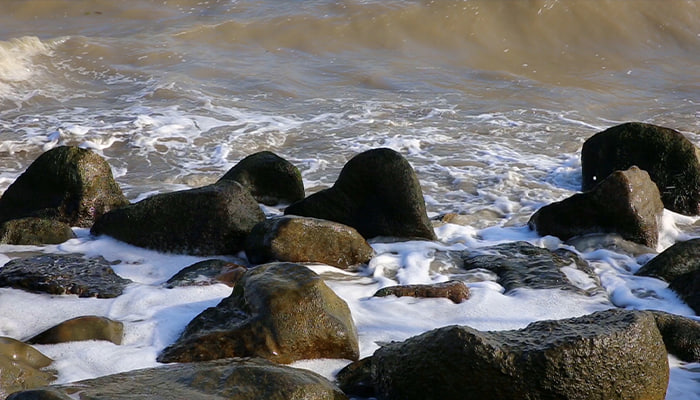 فوتیج موج های دریا بر روی سنگ های ساحلی