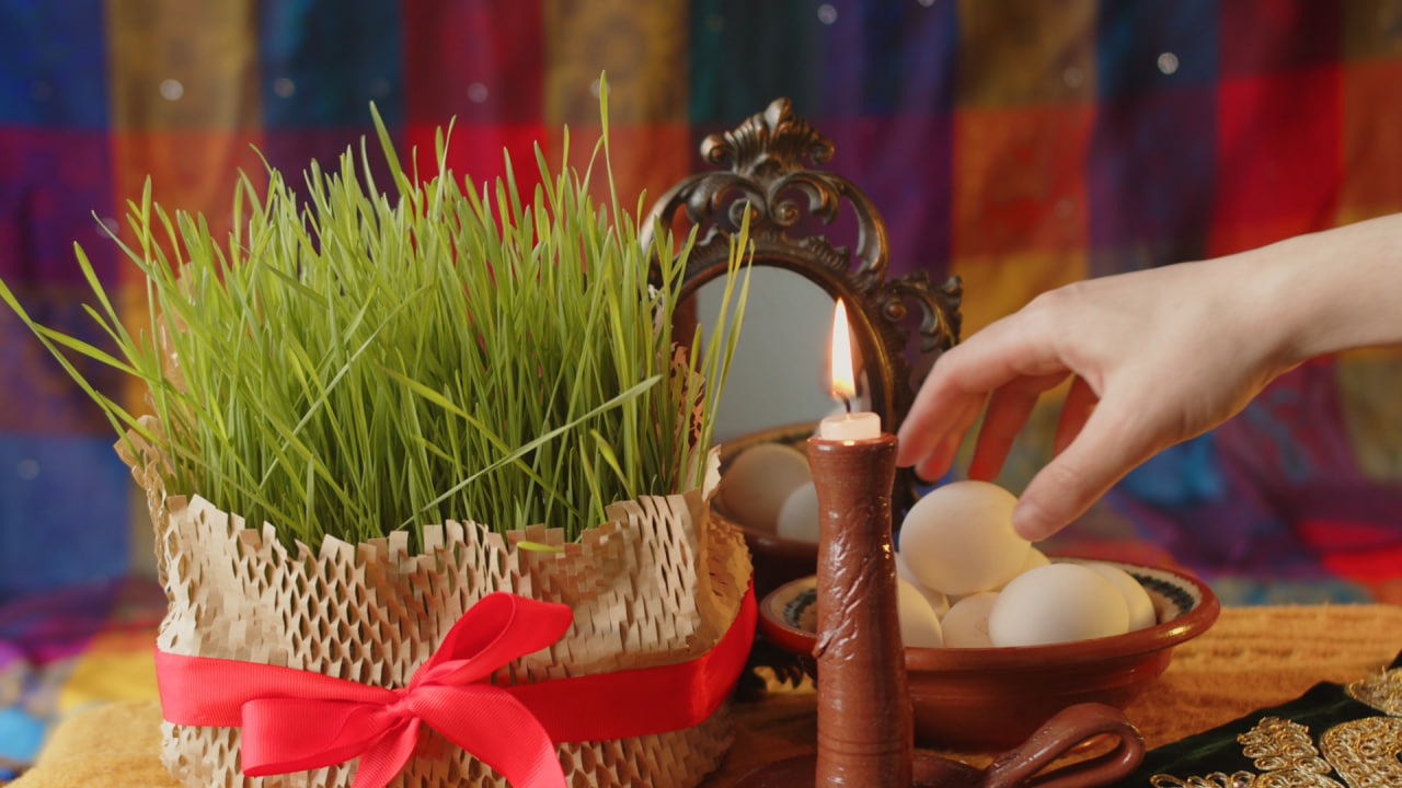 فوتیج سفره هفت سین کنار سبزه عید