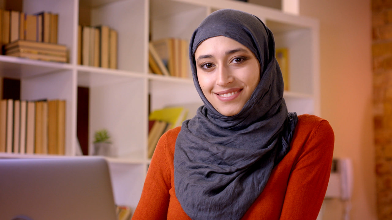 فوتیج کارمند زن با حجاب در حال لبخند زدن به دوربین