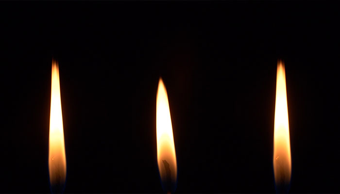 فوتیج شمع در پس زمینه سیاه