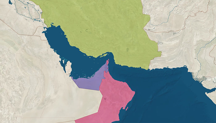 فوتیج زوم بر روی نقشه تنگه هرمز و خلیج فارس