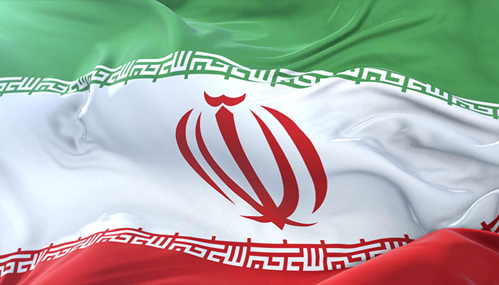 فوتیج پرچم ایران در حال اهتزاز در باد و آرام در آسمان آبی