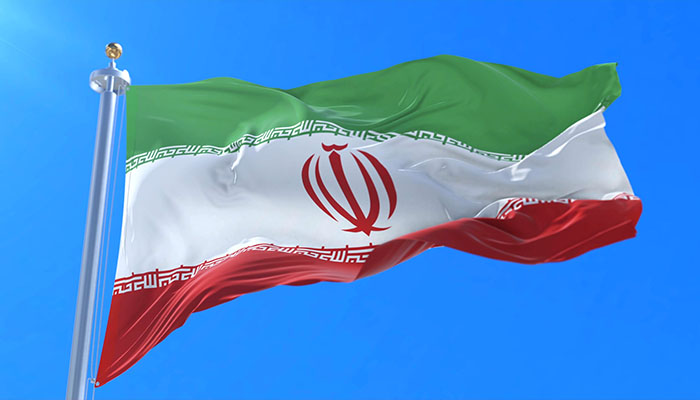 فوتیج پرچم ایران در باد و آسمان آبی به اهتزاز درآمده