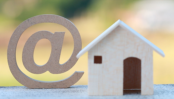 فوتیج نماد ایمیل با خانه چوبی