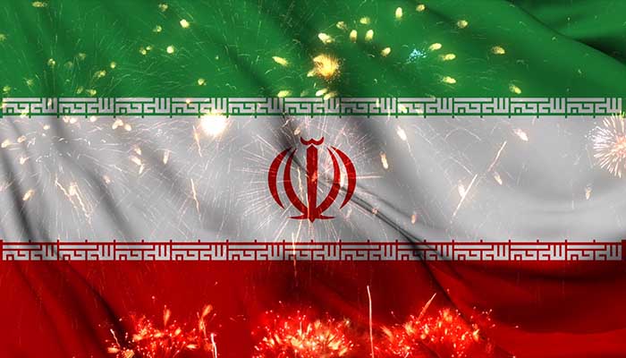 فوتیج انیمیشن اهتزاز پرچم ایران با پس زمینه آتش بازی