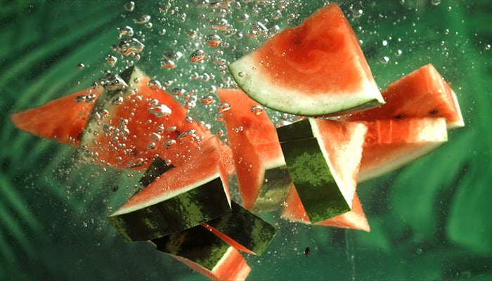 ویدیو فوتیج برش های هندوانه زیر آب می افتند
