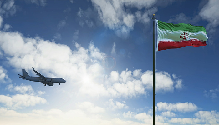 فوتیج پرچم ایران و هواپیمای مسافربری هنگام نزدیک شدن به فرودگاه ایران