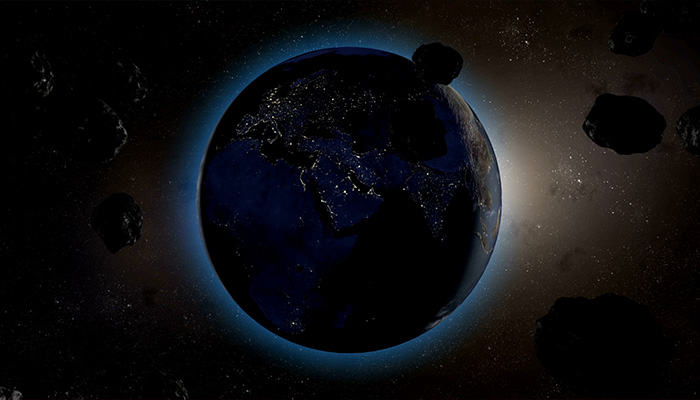 فوتیج باران سیارک ها یا شهاب سنگ ها در حال حرکت در سیاره زمین در فضا