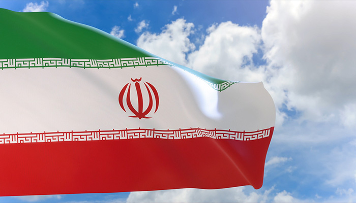 موشن گرافیک اهتزاز پرچم ایران در پس زمینه آسمان آبی