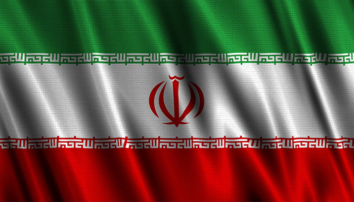 فوتیج پرچم جمهوری اسلامی ایران در اثر وزش باد موج دار است